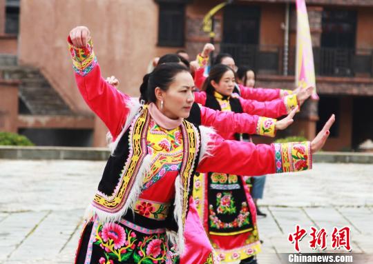 四川茂县在中国古羌城举办2018年全民健身“万人太极拳”推广展示展演活动
