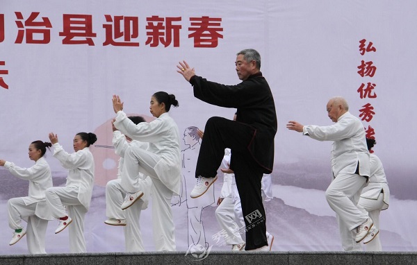 2019年秀山县太极拳春节联谊会在花灯广场举行。