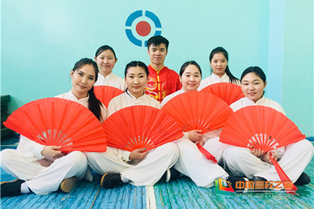 邯郸学院外派教师白俊亚带领蒙古国武术艺术团先后走进了蒙古国4所中学进行